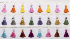Bordure en dentelle multicolore vibrante avec pompons et perles pour rideaux, ameublement et textiles décoratifs - Product Image 2