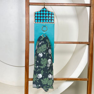 Organizador de Bufandas de Cuero Vacuno Hecho a Mano con Diseño a Cuadros, Anillos Metálicos Decorativos para Colgar Bufandas y Accesorios - Product Image 5