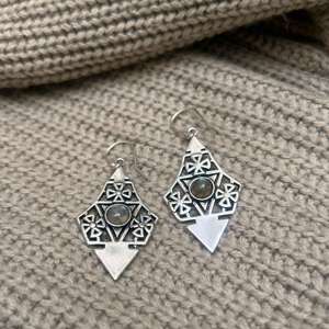 Boucles d'oreilles pendantes en labradorite, boucles d'oreilles tribales en laiton plaqué argent, boucles d'oreilles florales en pierres précieuses pour femmes, boucles d'oreilles pendantes en gros - Product Image 3