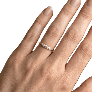Bague de promesse minimaliste empilable en or massif 10K 14K avec sept diamants, bague d'anniversaire délicate avec milgrain et diamant de laboratoire rond - Product Image 5