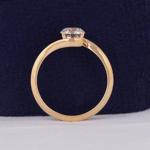 Anillo de Compromiso con Diamante Cultivado en Laboratorio, Corte Redondo, Platino 950, Joyería Elegante y Sostenible, Solitario Atemporal, Moderno y Minimalista - Product Image 3