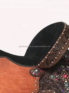 Siège rigide rembourré en cuir naturel brun foncé, avec gravures florales et motifs perlés, de type anglais, très demandé pour l'équitation. - Product Image 3