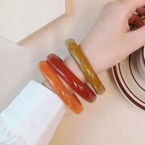 Ensemble de bracelets géométriques en résine au design abstrait moderne, modèle unique à ouverture latérale, provenant d'Inde, pour cadeaux de Noël, par AFZA ENTERPRISES - Product Image 1