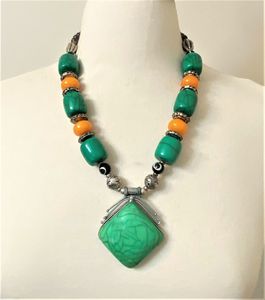 Collar con Colgante de Resina con Diseño de Mariposa y Flores, Joyería de Moda para Mujer Hecha a Mano Inspirada en la Naturaleza de la India - Regalo - Product Image 2