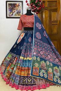 Lehenga Choli en soie bleu marine de créateur avec dupatta imprimé |   Chaniya Choli traditionnel du Gujarat pour femmes, tenue de fête - Product Image 4