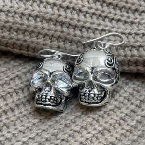 Boucles d'oreilles pendantes gothiques tête de mort, en laiton plaqué argent, pour femme, effet oxydé, vente en gros - Product Image 3