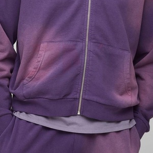 Ensemble de survêtement personnalisé avec logo imprimé, coupe oversize, effet délavé, respirant et écoresponsable, comprenant un sweat à capuche zippé et un pantalon cargo jogger - Product Image 5