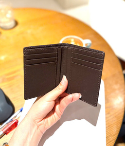 Cartera Bifold Delgada de Cuero Genuino para Hombre con Bloqueo RFID y Función Antirrobo para Negocios y Viajes Diarios - Product Image 2