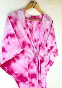 ชุดเดรสยาวแบบคาฟตันลายมัดย้อมสีชมพูอินเดีย ผ้าฝ้ายเนื้อนุ่ม สวมใส่สบาย เหมาะสำหรับเป็นชุดคลุมอาบน้ำหรือชุดใส่พักผ่อนในรีสอร์ท - Product Image 3