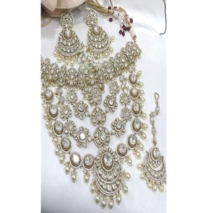 Encantador conjunto de collar y aretes chapados en oro de primera calidad con circonitas, ideal para bodas, para mujer. - Product Image 1