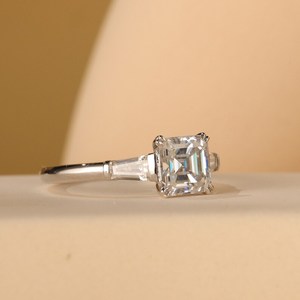 Anillo de tres piedras con diamante de corte Asscher de 1.01 CT, con baguette lateral, cultivado en laboratorio, con oro macizo de 10K, regalo sorpresa de cumpleaños para enamorados - Product Image 2