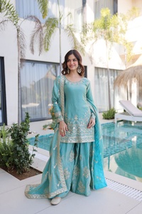 Traje Tradicional Indio Fendy Crush con Bordado de Zari y Lentejuelas, Traje Sharara con Tallas Grandes Disponibles para Bodas - Product Image 2