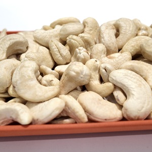 เม็ดมะม่วงหิมพานต์ขาวมาตรฐานกัมพูชา สายพันธุ์ W320 ได้รับการรับรองฮาลาล สำหรับการแปรรูปอาหารอุตสาหกรรมและตลาดขายส่งระดับโลก - Product Image 1