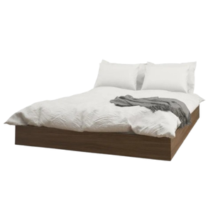 Cadre de lit plateforme en bois massif, style minimaliste moderne, avec literie blanche et couverture grise. - Product Image 1