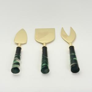 ชุดชีสโลหะสีทองสุดฮิต พร้อมด้ามจับเรซิ่นสีดำ บรรจุในกล่อง สำหรับโต๊ะอาหารเช้า ชุดอุปกรณ์ทาเนยและชีส - Product Image 4