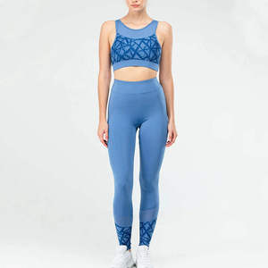 Ensemble de yoga pour femmes personnalisé à séchage rapide, taille élastique, col rond, couleur unie, logo sur le devant, ensemble 2 pièces - Product Image 1