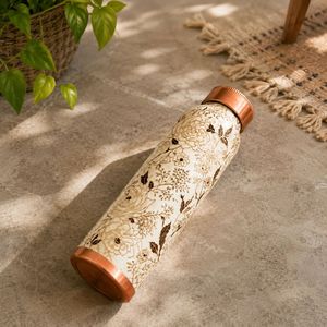 Botella de Agua de Cobre con Diseño Floral, 12 Pulgadas de Alto, Portátil, para Viajes, con Patrón Dorado y Tapa de Cobre, Cobre con Relieve Floral - Product Image 4