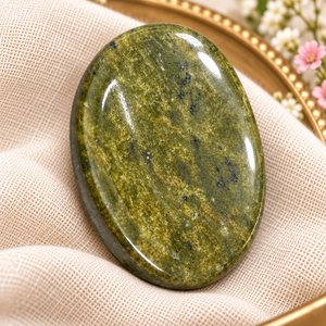 SoulWise Piedra de Vesuvianita Verde Ovalada Tallada, Gema de Palma para Meditación y Alivio del Estrés, de Maharashtra, a la Moda - Product Image 5