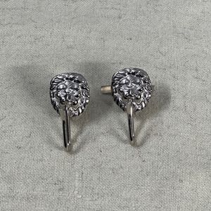 Estos broches o pines con cabeza de león en tono plateado son accesorios decorativos que se utilizan para realzar la ropa formal. Insignia para sombrero Shako. - Product Image 3