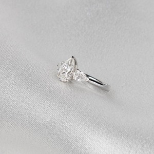 แหวนเพชรทรงลูกแพร์ 1.6 กะรัต สวยหรู สี D ความสะอาด VVS2 ประดับเพชรสามเม็ด ทองคำขาว 14K แหวนหมั้น รับรองโดย IGI - Product Image 5