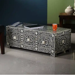 Mesa de centro redonda clásica de color azul marino con incrustaciones de hueso, con motivos florales y base de metal dorado, disponible a precios de mayorista. - Product Image 2