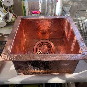 Évier de cuisine artisanal en laiton martelé, sur mesure, style ferme, en laiton massif de calibre lourd, avec façade en laiton - Product Image 3
