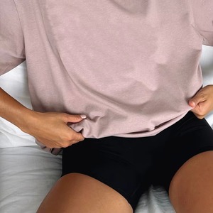 T-shirt pour femme au look décontracté avec logo, design minimaliste et toucher doux, parfait pour porter avec des shorts en jean ou des jupes. - Product Image 6