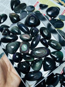 Venta al por mayor de obsidiana natural con ojo de arcoíris, gema ovalada/en forma de pera, cabujón liso de formas mixtas, suelta, con juego de colores para la fabricación de joyas. - Product Image 4