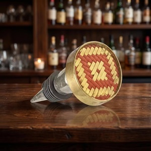 Tapón de vino antiguo tejido a mano con perlas artísticas de latón y hierro fundido en rojo y dorado, regalo único - Product Image 1
