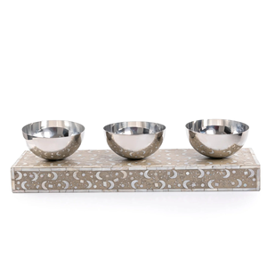 Cuenco de metal tradicional personalizable para servir comida al estilo indio, que mejora la presentación de los platos con elegancia y utilidad. - Product Image 1