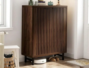 Meuble de rangement à chaussures moderne en bois cannelé avec portes à lattes, organisateur d'entrée et de couloir, fabricant de meubles autoportants - Product Image 1