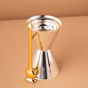 Brûle-encens en argent et or poli avec une poignée élégante, un objet décoratif sophistiqué pour la maison, conçu pour la diffusion de parfums - Product Image 2