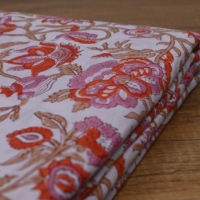 Kain Katun Putih Kualitas Ekspor dengan Cetakan Tangan Motif Bunga Oranye Pink untuk Pembeli Pakaian dan Tekstil Rumah