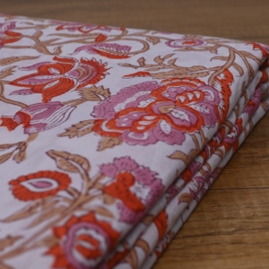 Tela de Algodón Blanco de Calidad de Exportación con Estampado Floral Naranja y Rosa Hecho a Mano para Compradores de Prendas de Vestir y Textiles para el Hogar - Product Image 5