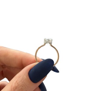 Bague de fiançailles de luxe avec diamant de laboratoire taille coussin de 1,5 carat et halo caché en or 14K, 18K ou platine - Product Image 5