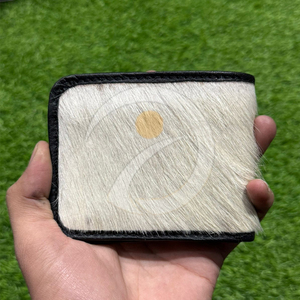 Cartera de Cuero de Vaca con Pelo, Hecha a Mano, Delgada, Bifold, Tarjetero, Elegante y de Diseño Minimalista - Product Image 1