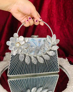 Bolso de Mano de Resina de Lujo para Bodas y Fiestas, con un Moderno Diseño de Lujo Hecho de Resina y Piedra, en Rosa Metálico y Color Personalizado - Product Image 5