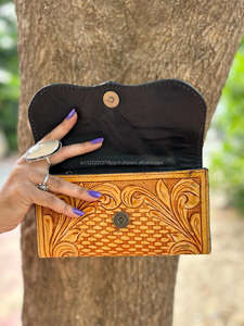 Pochette en cuir usiné à fleurs gaufrées de style occidental sac à main conçu pour femmes vente chaude pochette à la mode en cuir usiné de taille compacte - Product Image 5