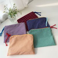 Tas Rias Kotak-kotak Klasik Portabel Sempurna untuk Penggunaan Saat Bepergian Tas Alat Tulis dengan Desain dan Penyimpanan yang Luas serta Warna-warna yang Menarik