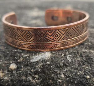 Bracelet manchette ouverte en cuivre pur, motif tribal diamanté gravé, style vintage, bijou énergétique pour la santé et le bien-être, cadeau - Product Image 5