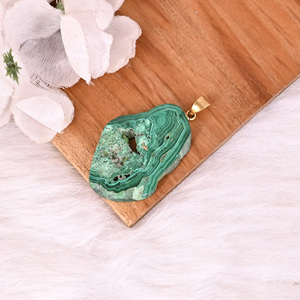 Colgante de Piedra Verde Única de Malaquita Natural en Forma de Estalactita con Base de Latón, 12.4 g - Product Image 3