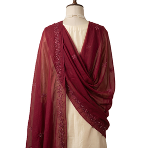 Châle en mousseline bordeaux brodé avec bordure perlée, écharpe ethnique pour femme, style quotidien, élégant hijab enveloppant - Product Image 1