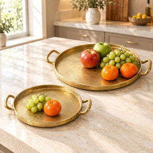 Plateau de service rond en aluminium doré mat de luxe, surface texturée, poignées à double boucle, bord surélevé |   Table de buffet, décoration d'intérieur - Product Image 2