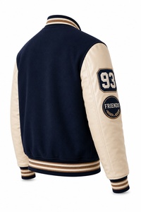 Veste universitaire pour homme, bleu marine et beige, manches en cuir, patch brodé, style preppy, coupe classique, automne. - Product Image 2