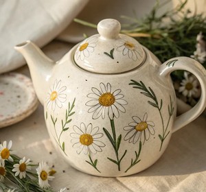 Tetera Floral Daisy con Boquilla de Vertido Suave, Asa de Agarre Cómodo, Cuerpo que Conserva el Calor, Perfecta para Servir Té con Encanto - Product Image 1