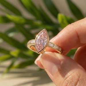 Anillo de compromiso de oro macizo de 14 quilates con diamante rosa talla marquesa de 2.01 quilates cultivado en laboratorio y certificado por IGI para mujer, ideal para fiestas y ocasiones especiales. - Product Image 4