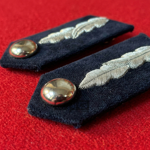 Épaulettes noires en paire avec motif plume argentée et bouton dôme, accessoire d'épaule pour uniforme de cérémonie - Product Image 3