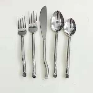 Ensemble de couverts en acier inoxydable 304, finition miroir, manches émaillées rouges, prix avantageux. - Product Image 5