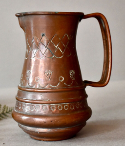 Pichet vintage en cuivre avec gravure florale et poignée courbée pour boissons, hauteur personnalisable, design métallique durable, pichet à poignée courbée - Product Image 2