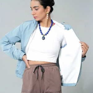 เสื้อแจ็คเก็ตกันลมลำลองสำหรับผู้ชายรุ่นใหม่ คุณภาพสูงสำหรับฤดูใบไม้ร่วง ผลิตจากผ้าฝ้าย 100% ป้องกันรอยยับ รับบริการ OEM - Product Image 1